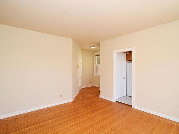 4th image of 610 Cole St APT 207