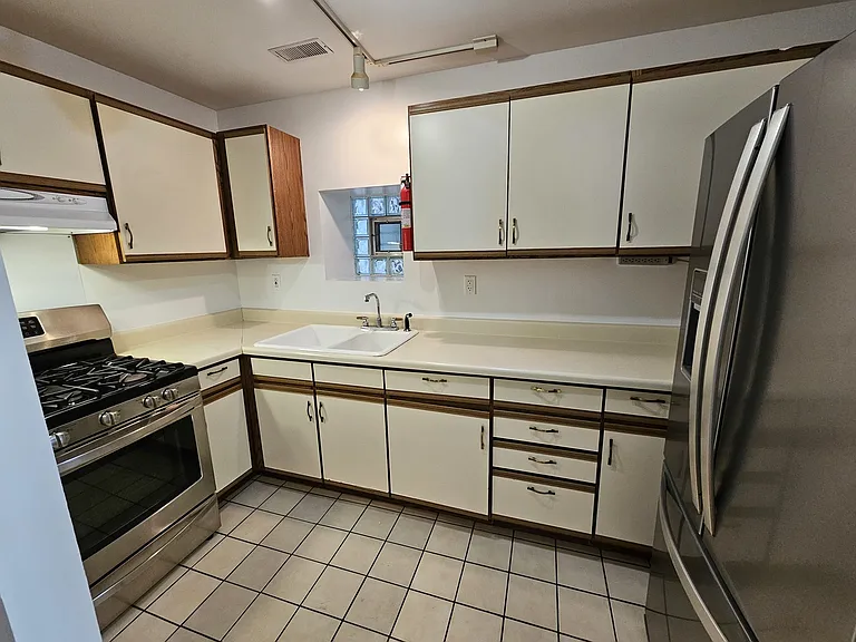 1140 W Barry Ave #1 — Photo 11