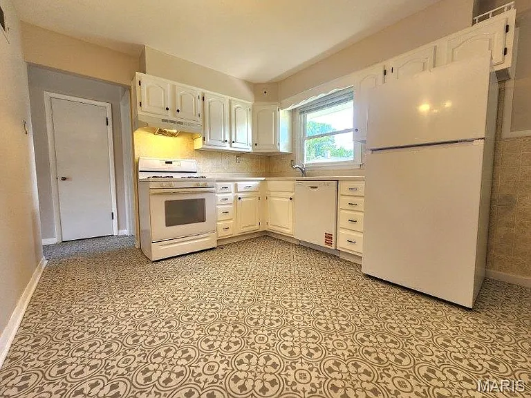 230 Monterey Dr — Photo 4