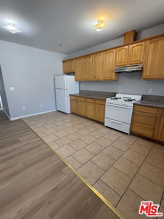 3 bed, 2.0 bath, 1100 sqft, $2,800 — Photo 3