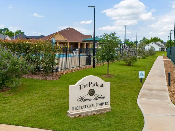 4511 Lake Village Dr, Weston Lakes, TX 77441