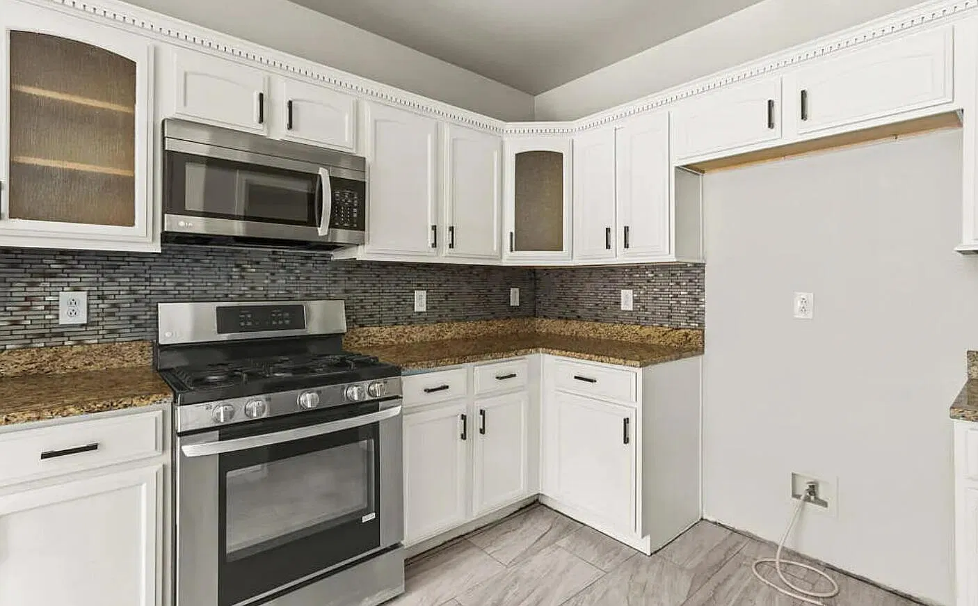 5 bed, 3.0 bath, 2716 sqft, $2,150 — Photo 4