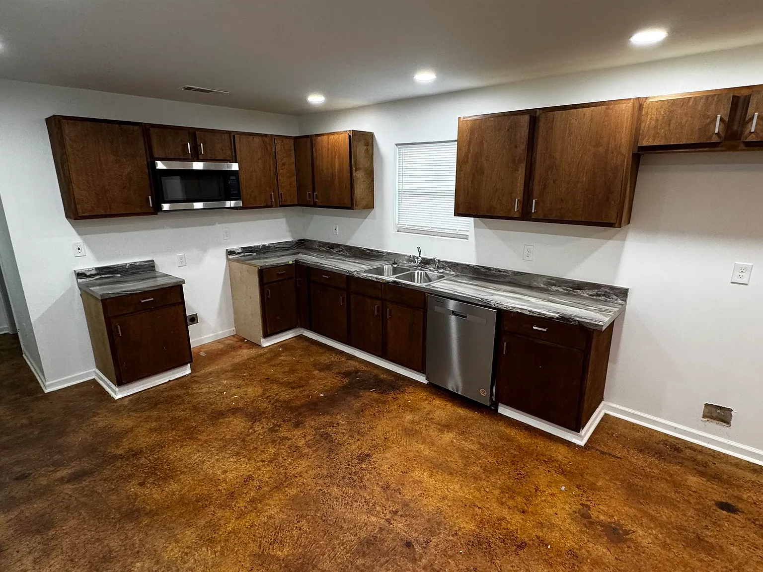 3 bed, 2.5 bath, 2026 sqft, $1,595 — Photo 4