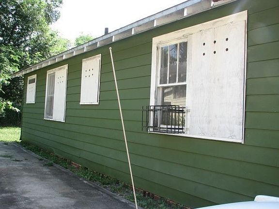3rd image of 424 W 22nd St