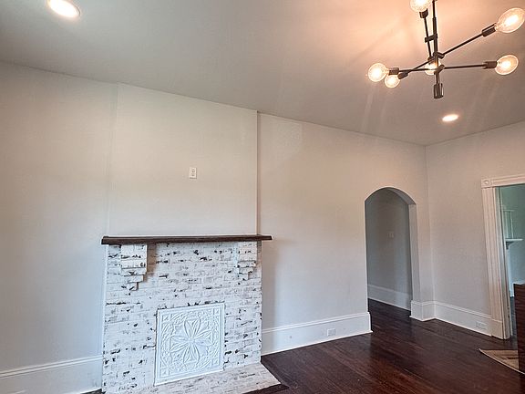 4th image of 221 E Quincy Ave