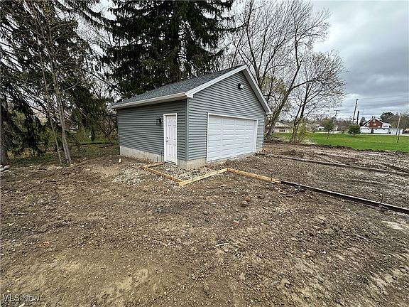 5th image of 726 Mineral Springs Ave