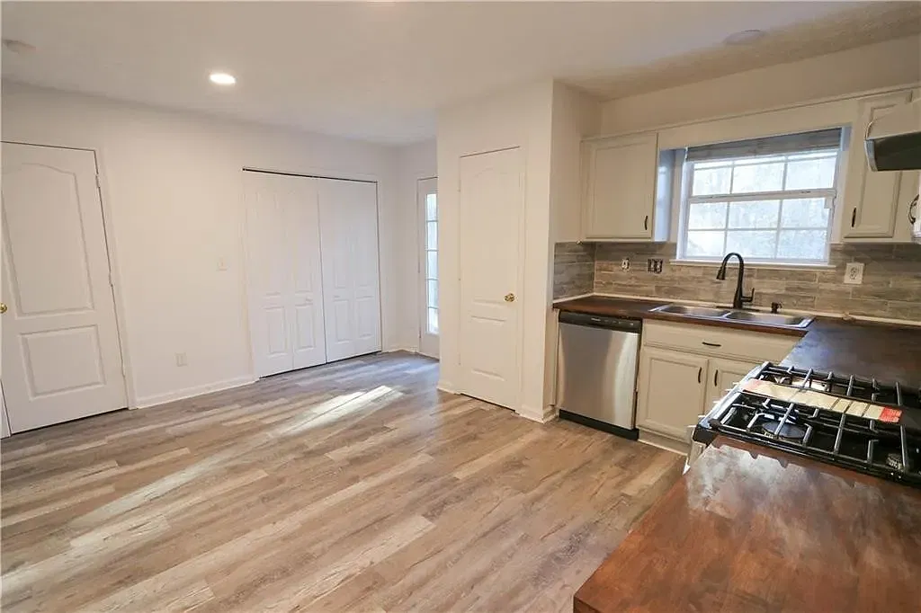 3 bed, 2.5 bath, 1220 sqft, $1,975 — Photo 4