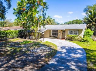 565 NE 160th Ter, Miami, FL 33162