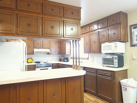 5th image of 121 N Lowe St