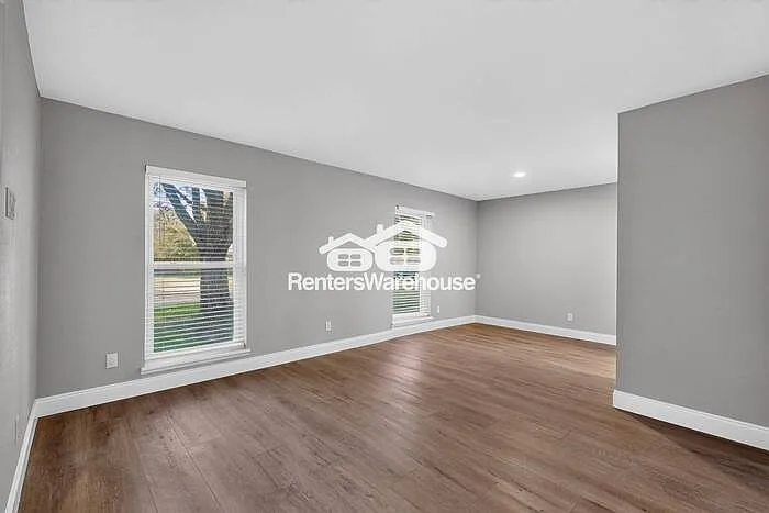 1004 Whitehall Dr — Photo 7