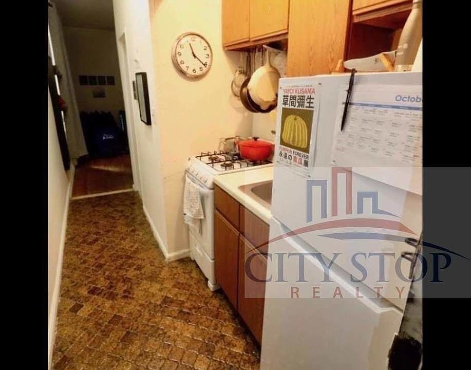 2nd image of 101 W 77th St APT 1