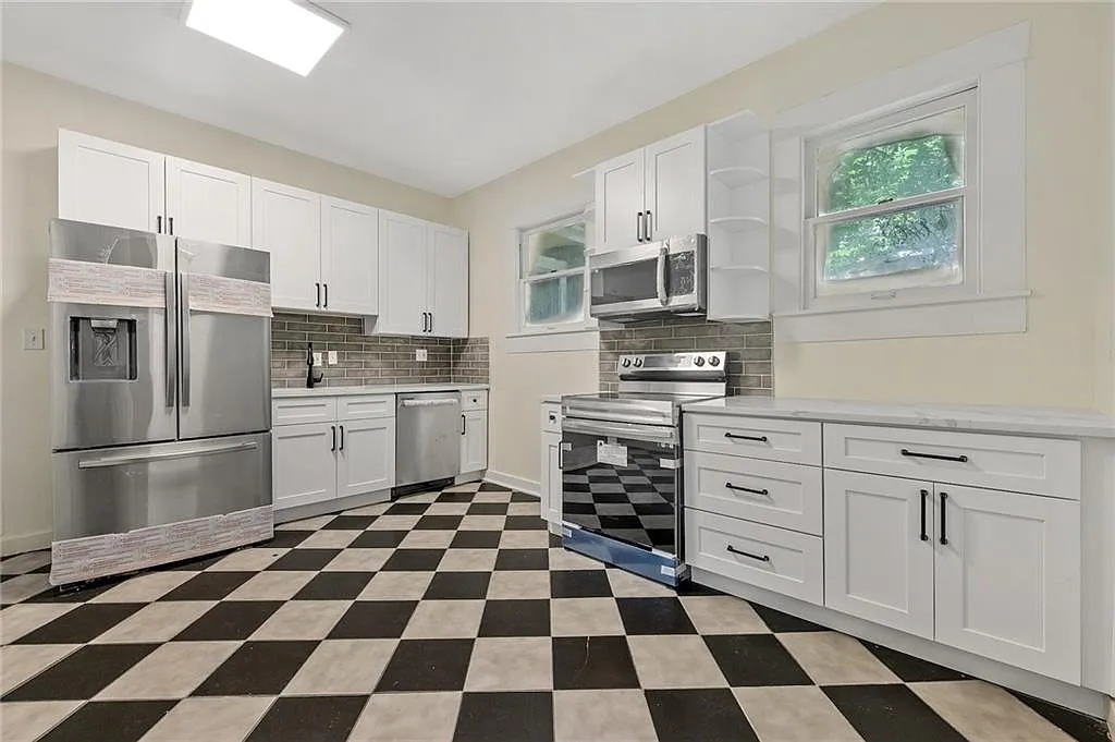 5 bed, 2798 sqft, $6,500 — Photo 2