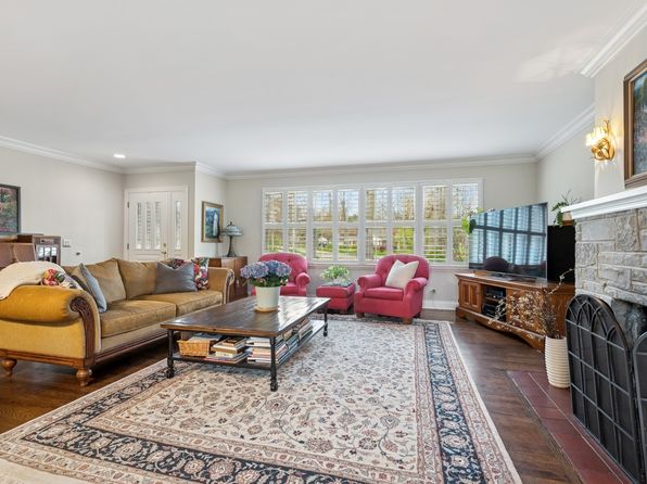 214 E Woodland Rd, Lake Bluff, IL 60044