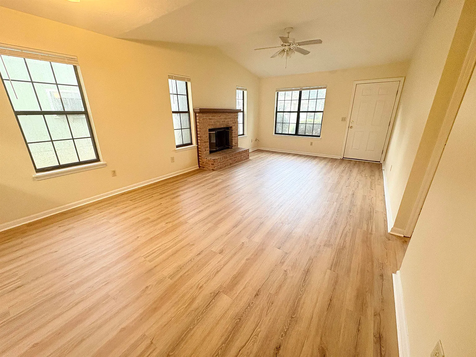 2 bed, 939 sqft, $1,350 — Photo 4