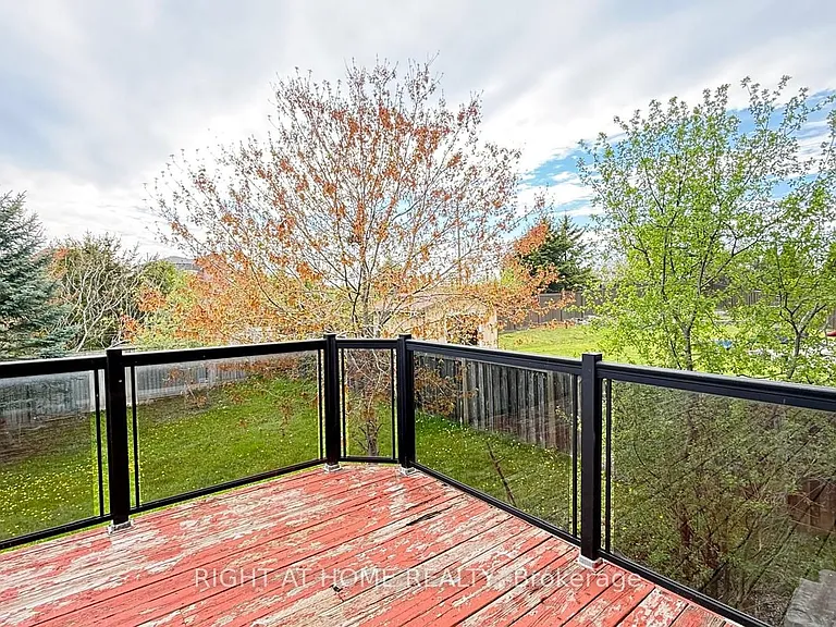 28 Laurentide Cres — Photo 12