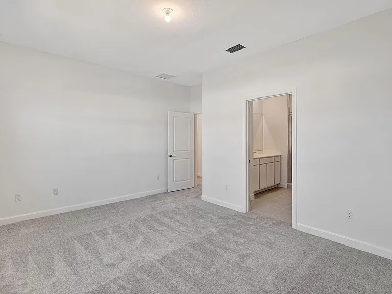 539 SE Rivergrass St — Photo 16