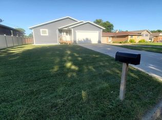 1932 8th St NW, Minot, ND 58703