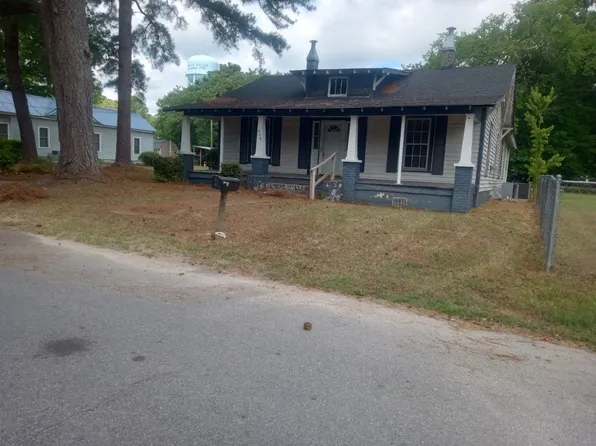 404 McGwigan St, Enfield, NC 27823