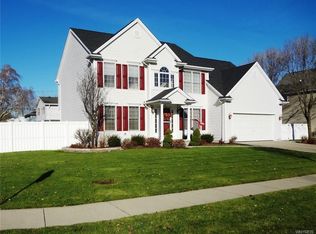 10 Bridgehampton Cir, Williamsville, NY 14221