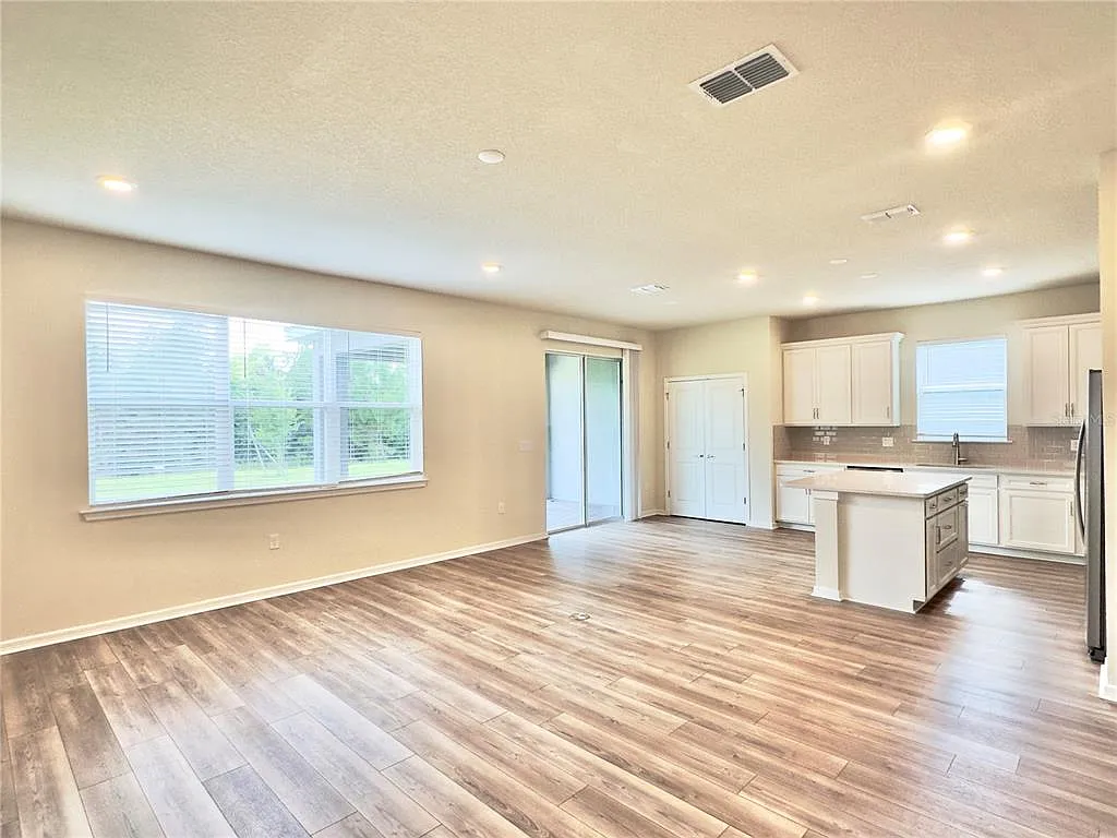4 bed, 3.0 bath, 2208 sqft, $2,900 — Photo 3