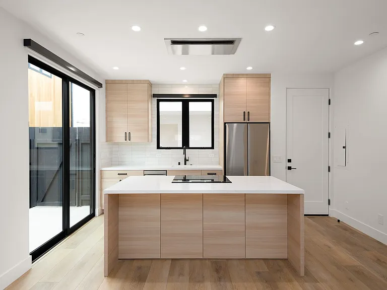 Luxury Living in the Heart of Downtown Encinitas — Photo 8