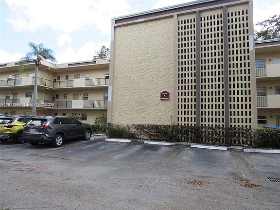 2nd image of 100 Ashbury Rd APT 104