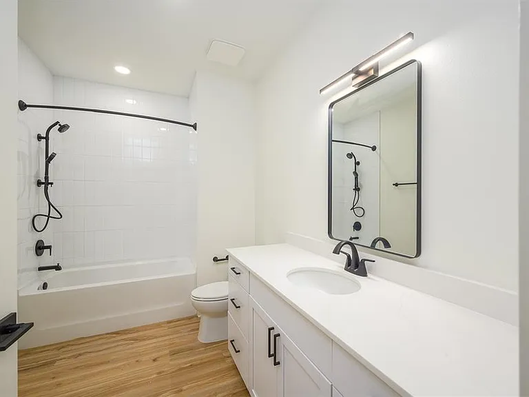 419 SE 1st Ave #102 — Photo 7