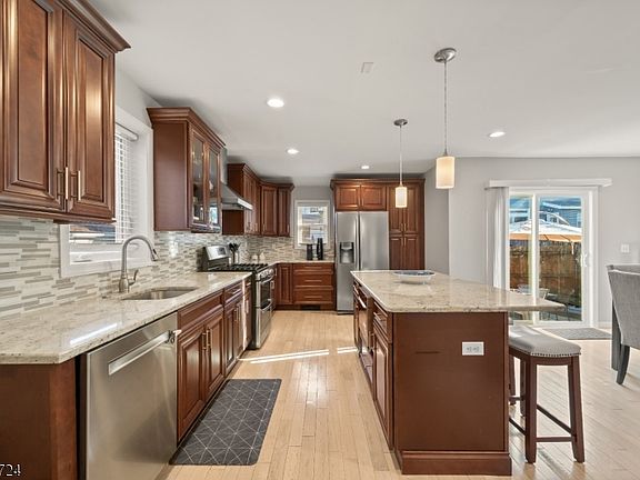 3rd image of 171 Oak Ridge Ave
