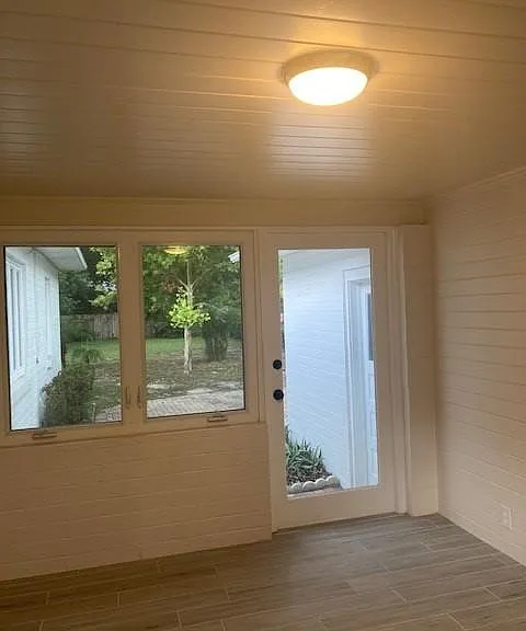 360 E Kings Way — Photo 13