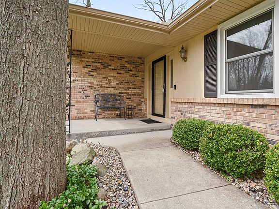 3rd image of 5880 Manorwood Dr