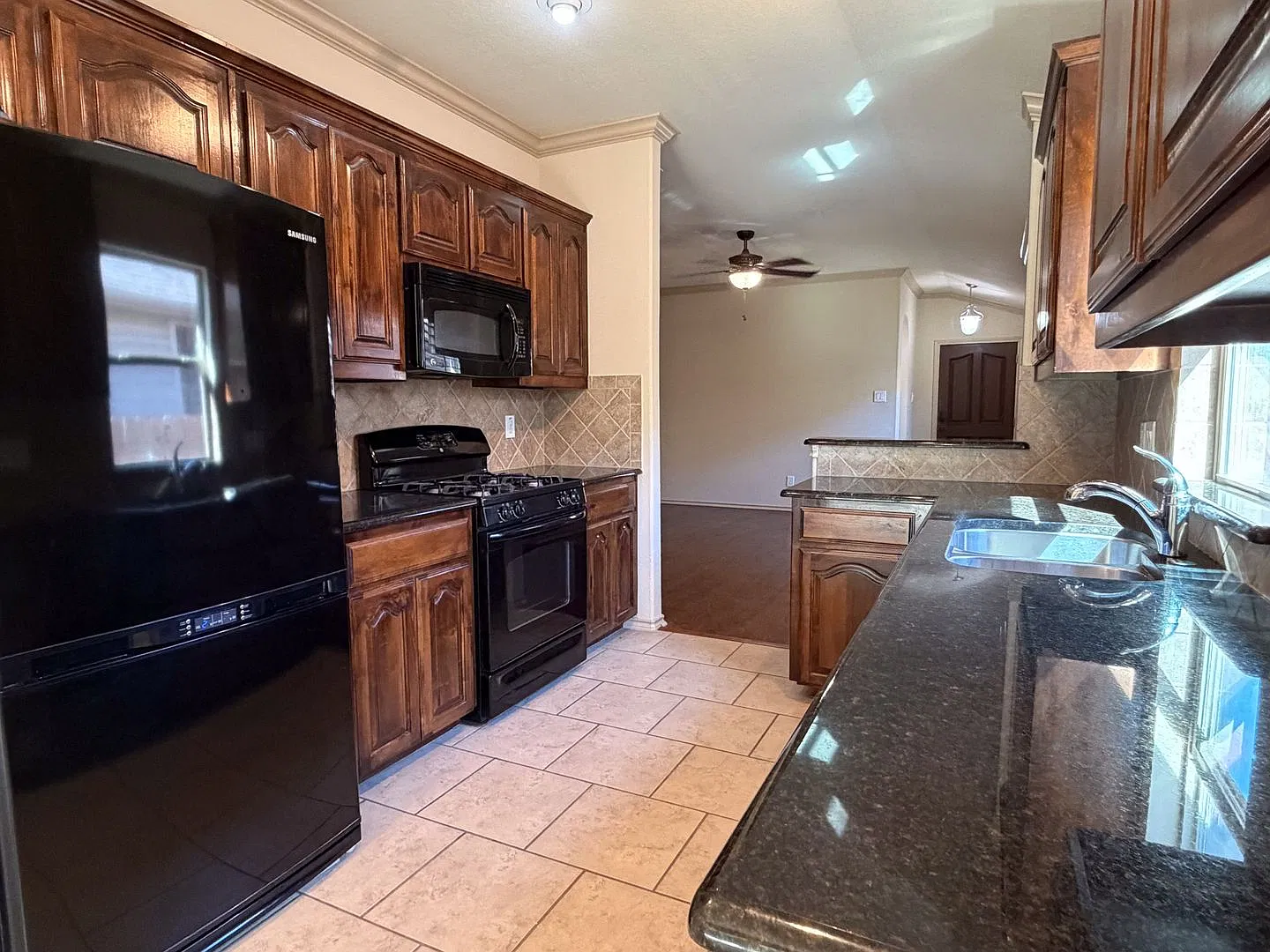 Comfort, Space, and Convenience in Fort Worth — Photo 2