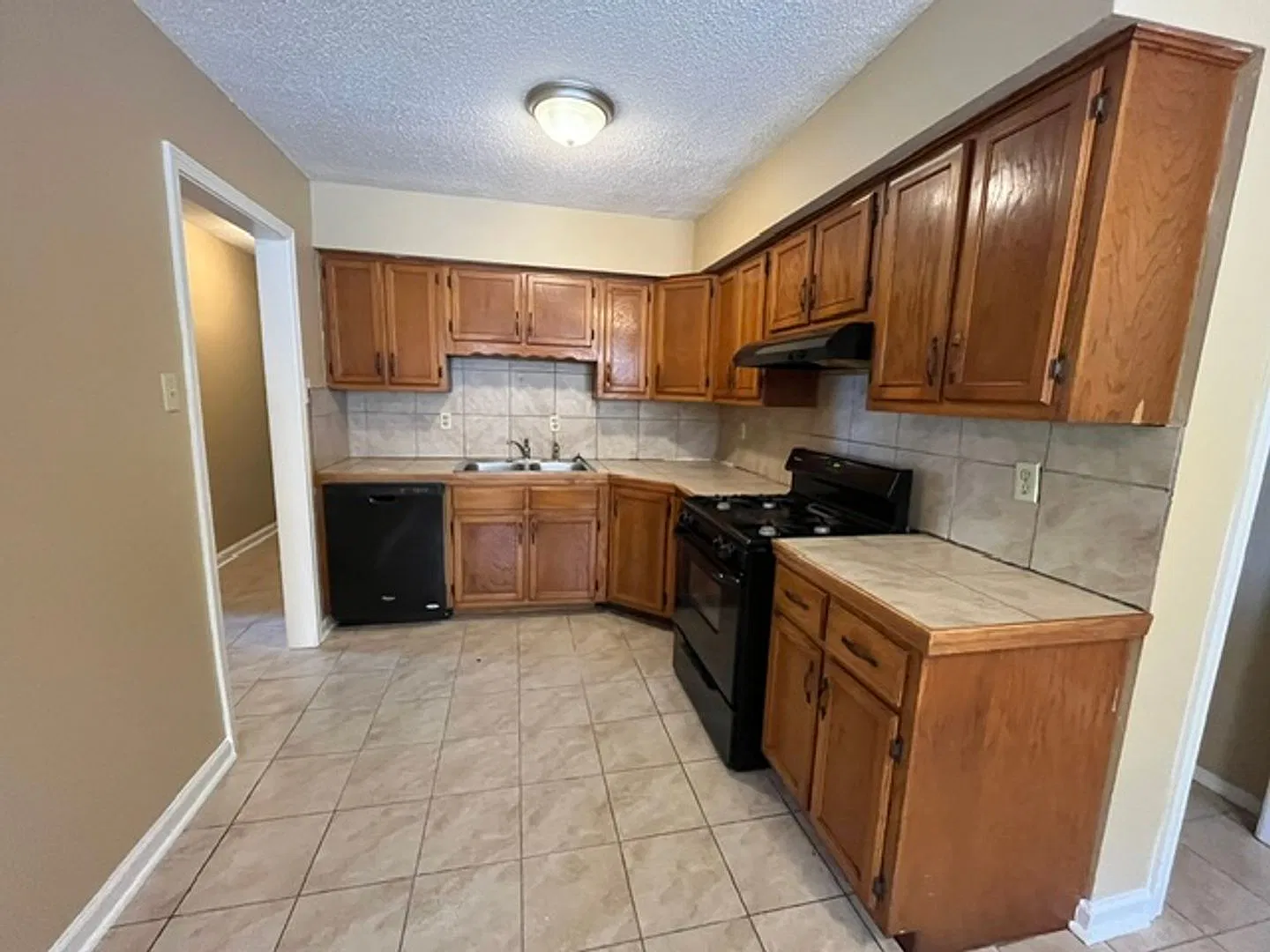 Renovated 4 Bedroom 1.5 Bath home for Rent! — Photo 3