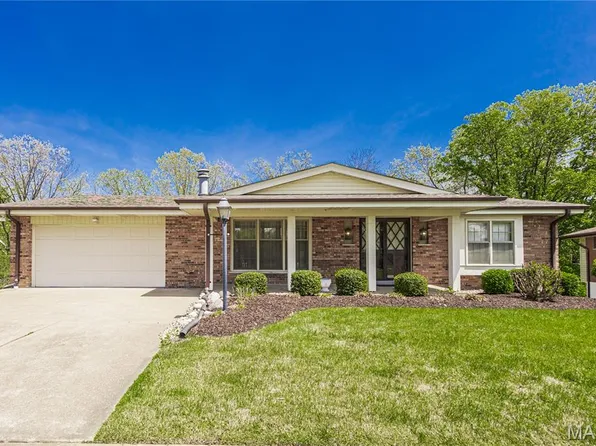 4529 Mooncrest Dr, Saint Louis, MO 63128