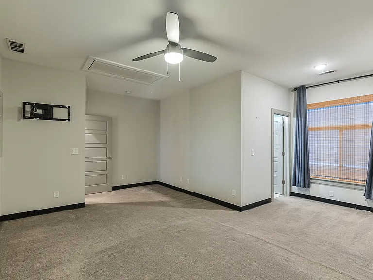 703 Lyndon Ln — Photo 21