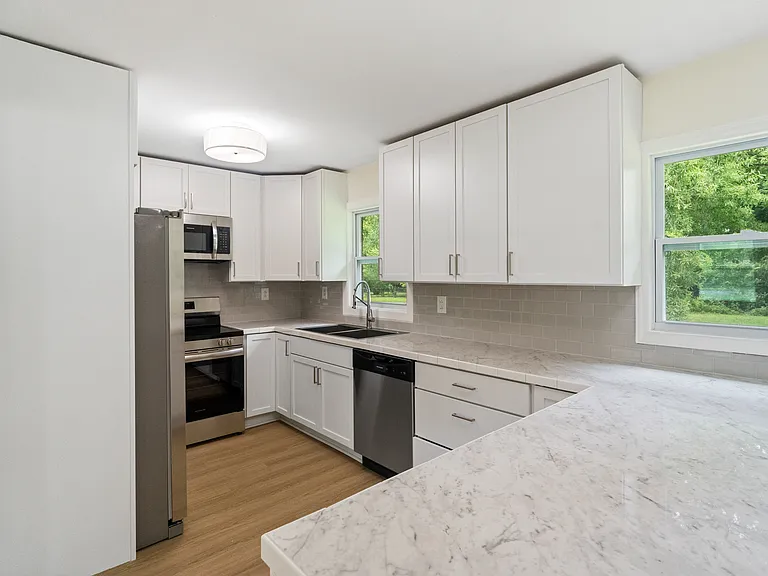 1009 Sylvia Cir — Photo 2