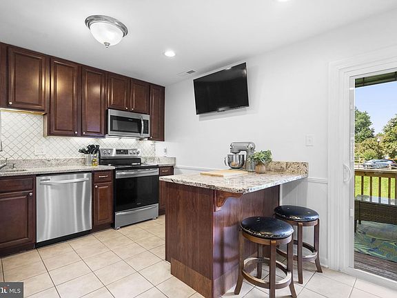 5th image of 1486 Chatham Ct