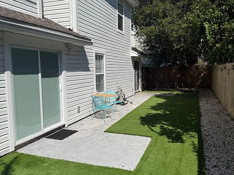 422 Canterbury Ct NW — Photo 34
