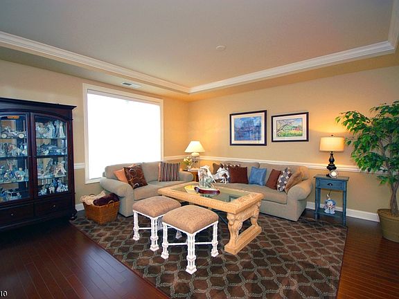 4th image of 143 Four Seasons Dr