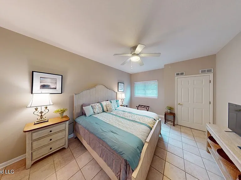 2230 Beach Dr #301 — Photo 18
