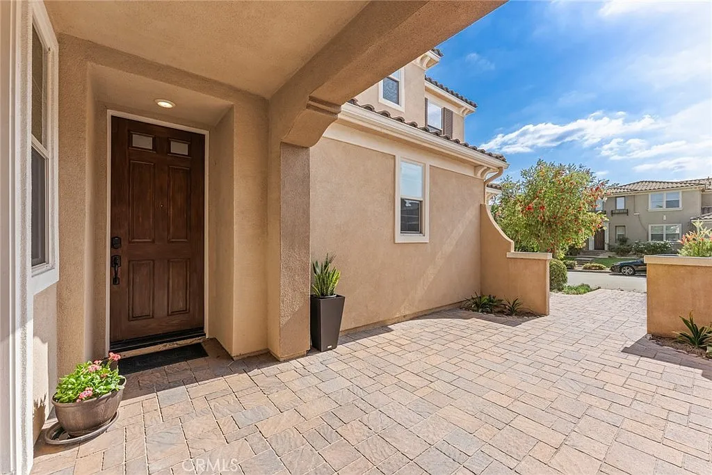 1 bed, 850 sqft, $2,200 — Photo 1