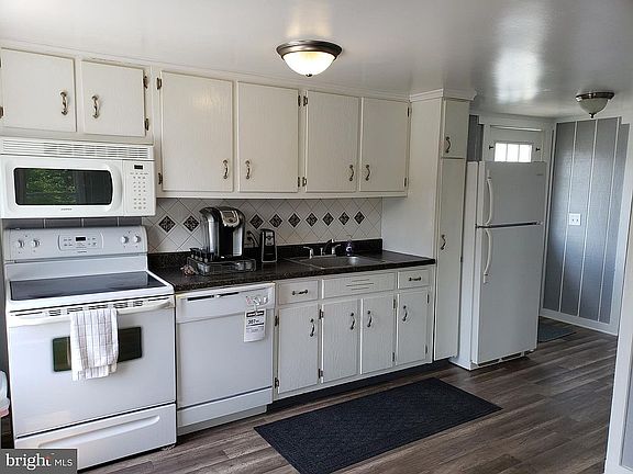 2nd image of 215 Irving Ave N