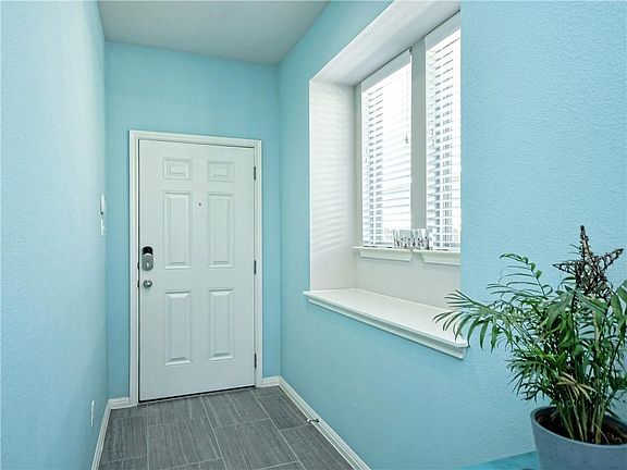 4th image of 608 Palmilla St