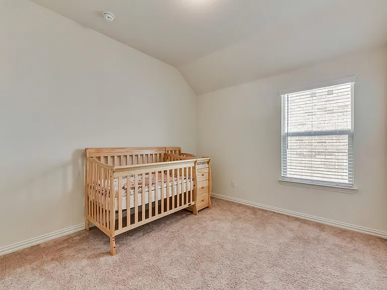 814 Bluewood St — Photo 7