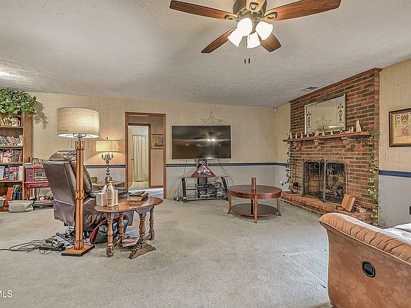 4th image of 805 Clairmont Rd