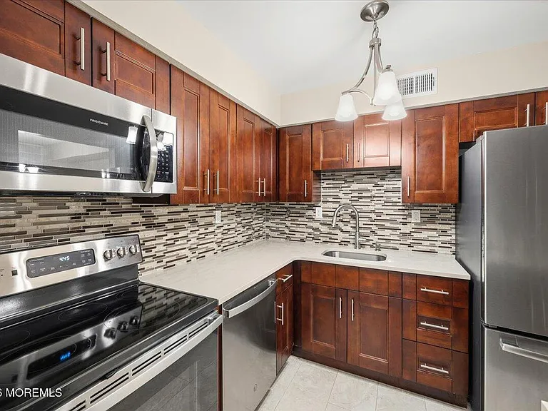 203 Wellington Pl — Photo 1