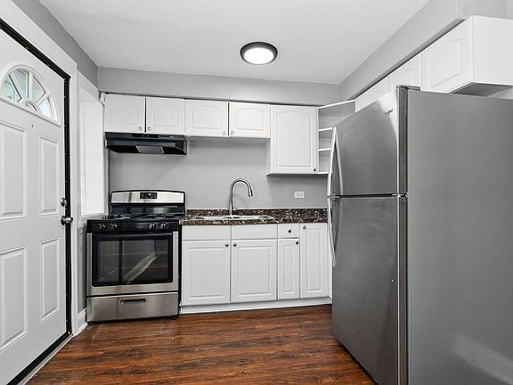 4th image of 102-108 Memorial Dr #572