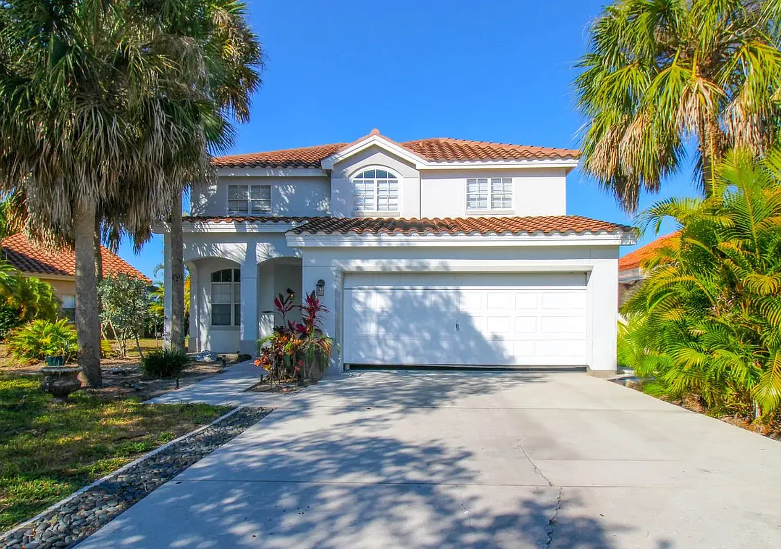 4-Bedroom Lakefront Annual Rental With Private Pool & Pet-Friendly! — Photo 3