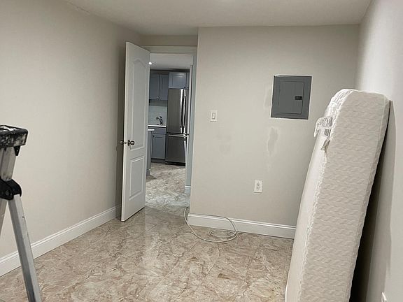 4th image of 4822 Barnes Ave #B