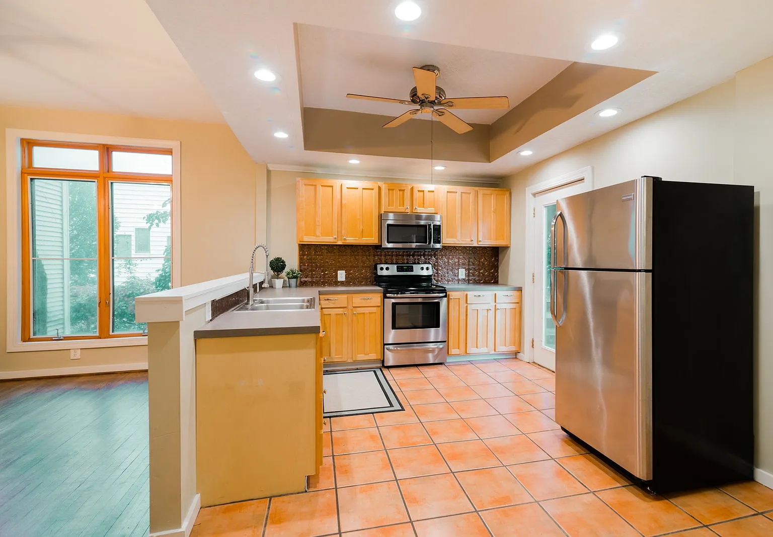 3 bed, 2.0 bath, 1604 sqft, $1,950 — Photo 2