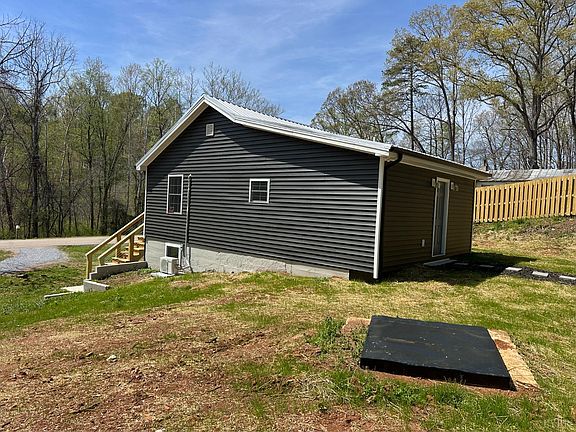 2nd image of 1221 Lynch Rd
